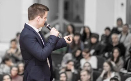 How Public Speaking Training Builds Confidence for Client Meetings in Singapore?